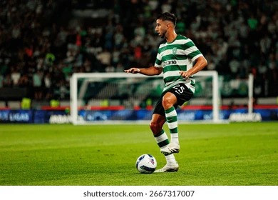 NBA：勇士主场险胜小牛